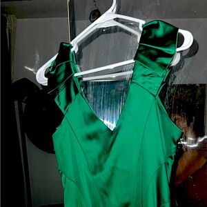 Maggie London Emerald Green Satin Dress, size 12, side zipper, pleated sleeves.